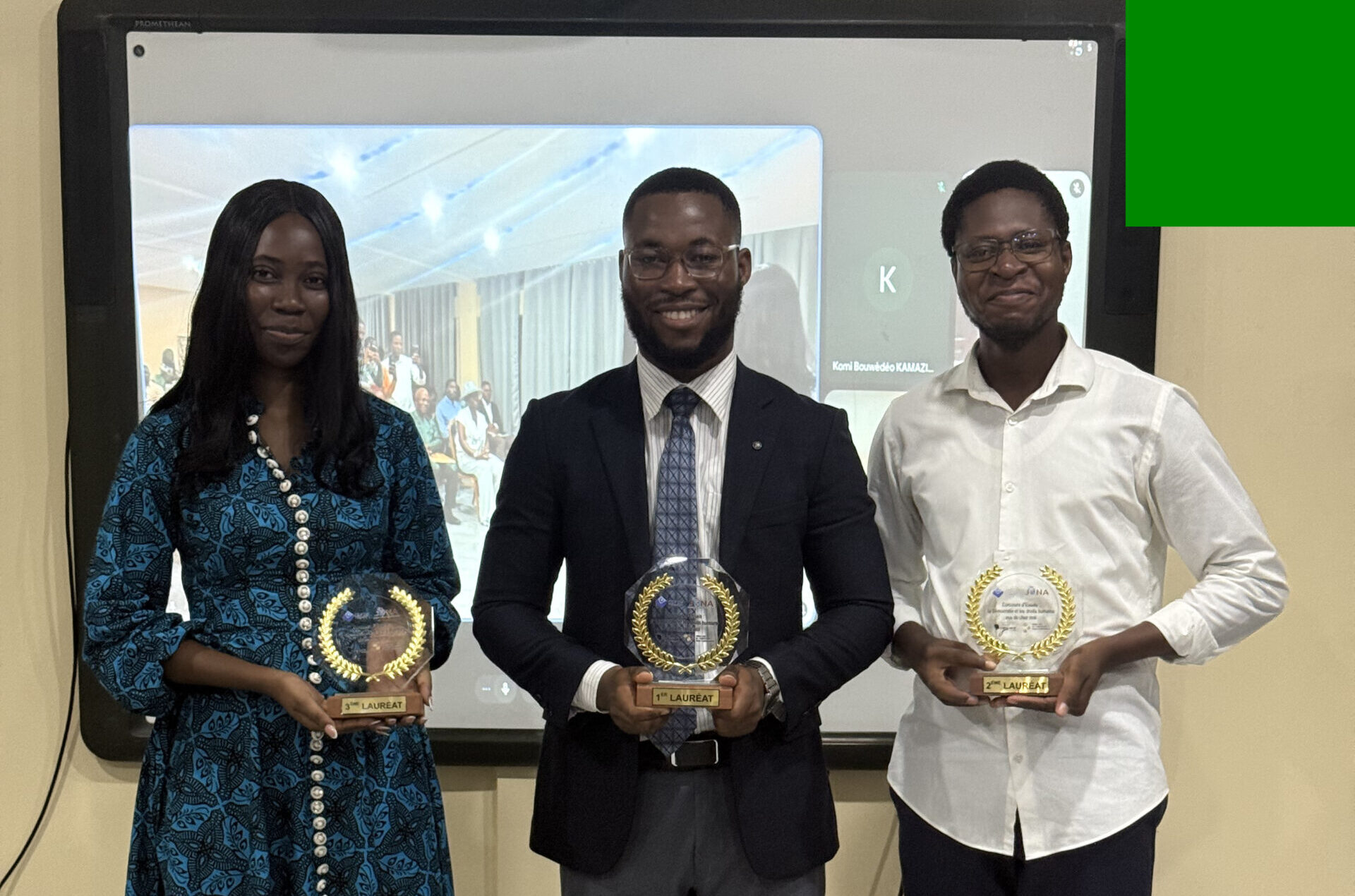 Les 3 lauréat.e.s Eslie M'BELOU (3ème); Munir AFFO (1er); Mayi-Ouba GNODJA à Dakar et représenté sur la photo par Henoc Ayivor (2ème)